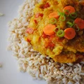 Curry dyniowe z papryką i marchewką na ryżu naturalnym