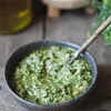 Pesto z rukoli z kaparami – Kardamonowy