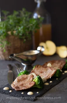Polędwiczki wieprzowe z sosem roquefort, białym puree i blanszowanym brokułem