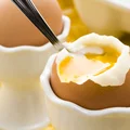 Jak ugotować idealne jajka na miękko?