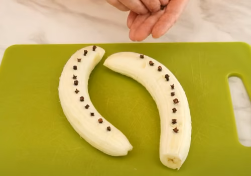 Wbij w banana goździki i gotuj przez kilka minut! Uciążliwy problem wielu osób zniknie