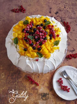 Pavlova, beza z owocami