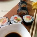 Sushi futomaki z wędzonym łososiem, warzywami i serkiem śmietankowym