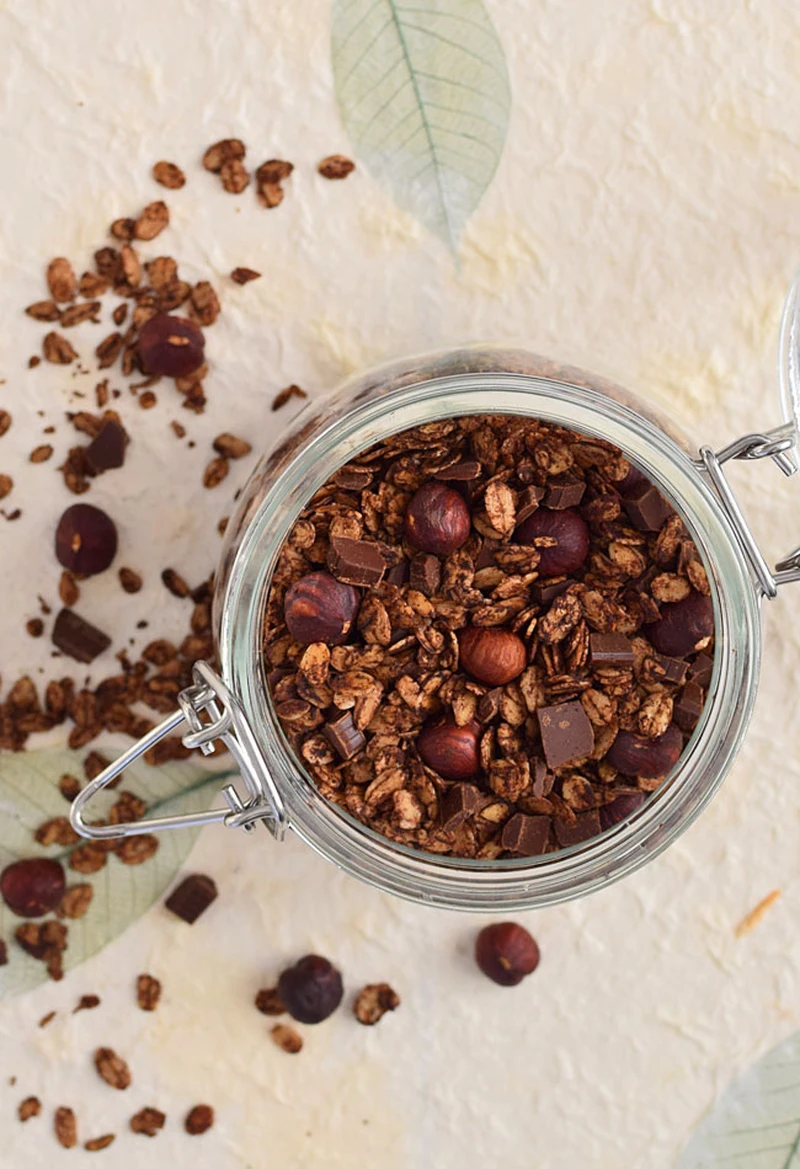 Granola czekoladowa z orzechami laskowymi