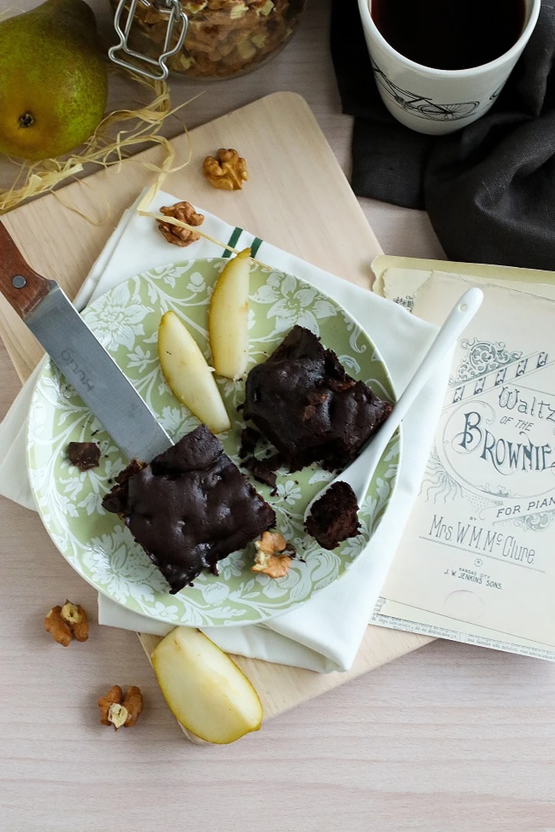 Brownies bez mąki z gruszkami i orzechami