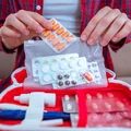 Domowa apteczka na zimę – co warto w niej mieć? Lista leków i preparatów na najczęstsze zimowe dolegliwości