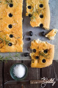 Focaccia z oliwkami i rozmarynem