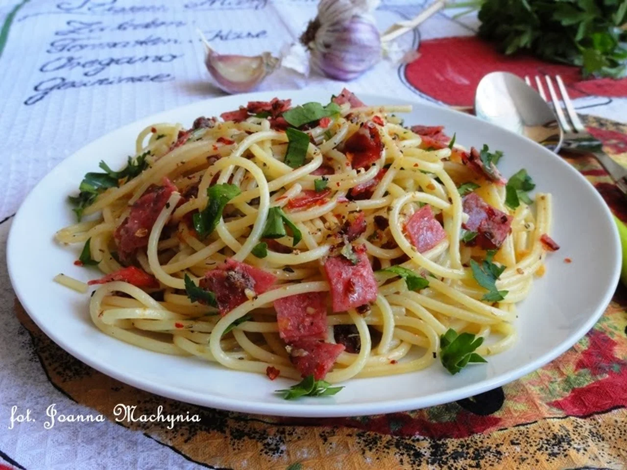 Spaghetti czosnkowe z salami