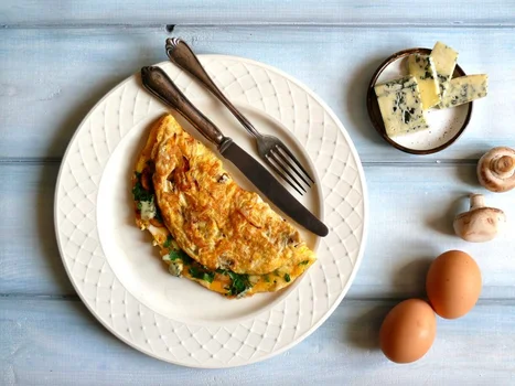 OMLET Z PIECZARKAMI I SEREM PLEŚNIOWYM
