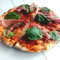 Pizza razowa z szynką parmeńską
