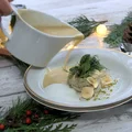 Zupa z pieczonych boczniaków z puree z topinamburu, śmietana wędzona szyszką, pistacje
