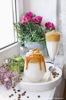 Dalgona coffee z lodami i solonym karmelem
