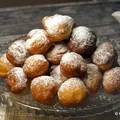 Małe pączki z cukrem pudrem