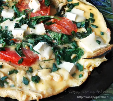 Omlet z rukolą, pomidorami i serem camembert
