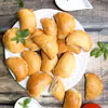 Drożdżowe pierogi z żółtym serem, cebulą i wędliną