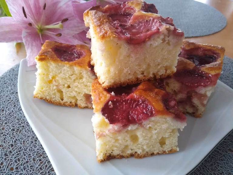Ciasto maślankowe z truskawkami