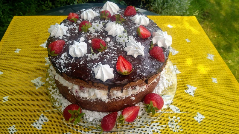 Torcik czekoladowy z truskawkami i delikatną masą