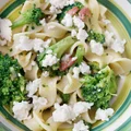 Makaron z boczkiem, brokułem i feta