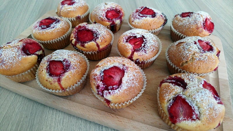 muffiny z truskawkami puszyste i wilgotne w środku :)