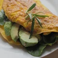 Przepis na omlet ze szpinakiem i awokado