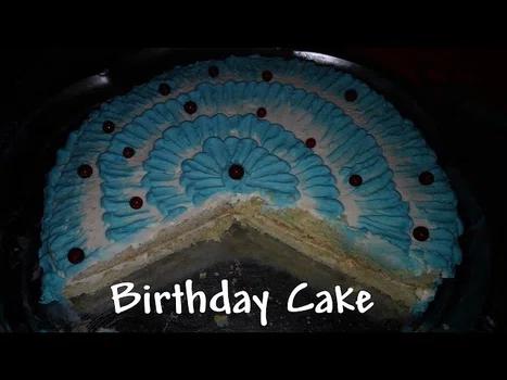 Ozdoba na tort urodzinowy z kremu i porzeczek