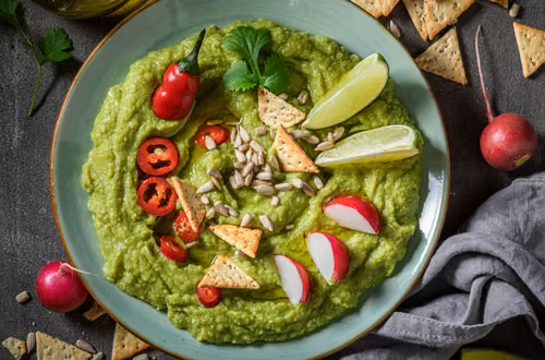 Połącz składniki i gotowe! Pikantne guacamole z chrupiącymi dodatkami – zdrowa i pyszna przekąska!