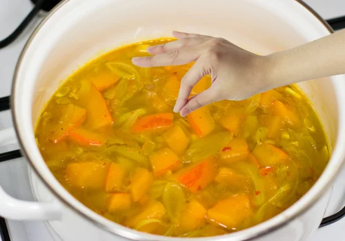 Zupa krem z dyni jak z najlepszej restauracji? Wystarczy 1 prosty dodatek!