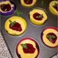 Pieczone mini serniki z konfiturą malinową