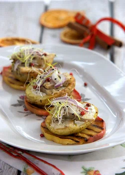 Sałatka śledziowa w pieczonych ziemniakach, na Święta