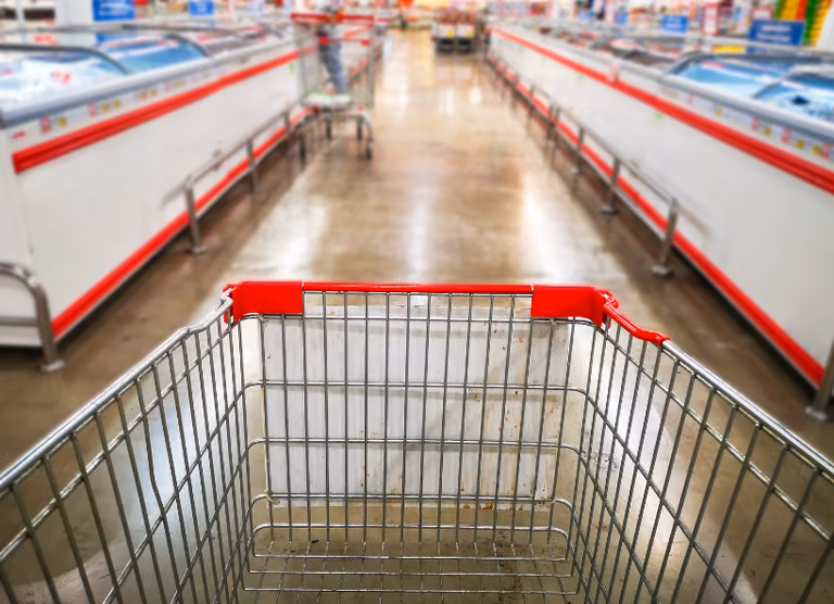 Supermarket likwiduje sklepy w Polsce! Jest wyprzedaż towaru, ale też grupowe zwolnienia
