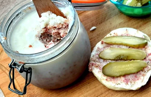 Domowy smalec z salami i jabłkiem