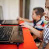 Zamieszanie z naklejkami na darmowych laptopach dla uczniów! Ministerstwo wyjaśnia!