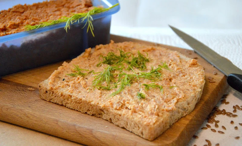 WEGAŃSKI PASZTET Z QUINOI I TOFU O SMAKU PAPRYKI