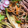 SAŁATKA Z MAKARONU SOBA ZE STEKIEM