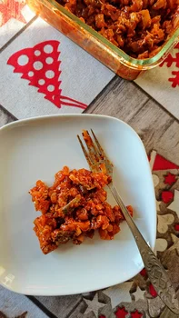 Śledź z pomidorami i cebulką
