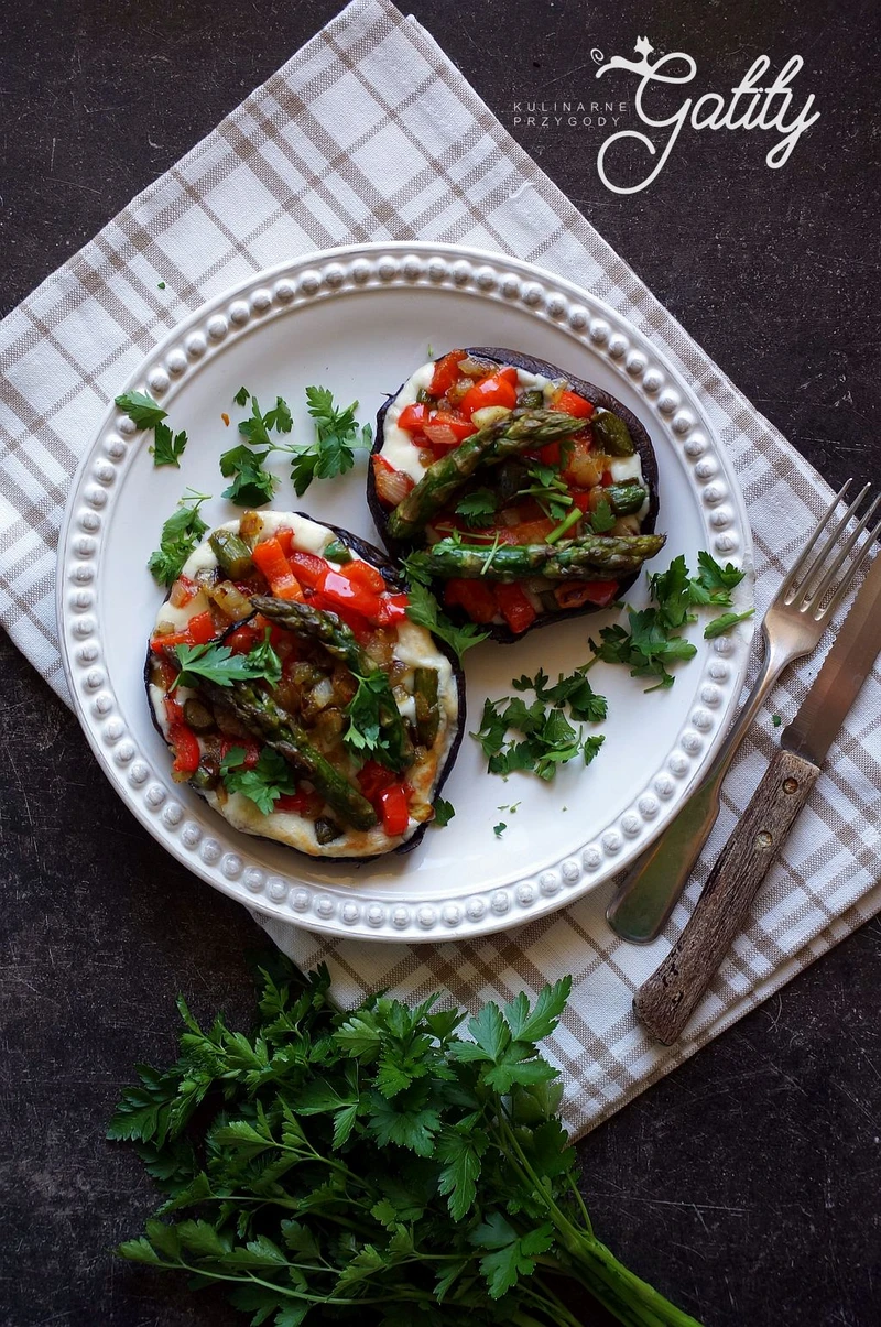 Pieczarki Portobello ze szparagami