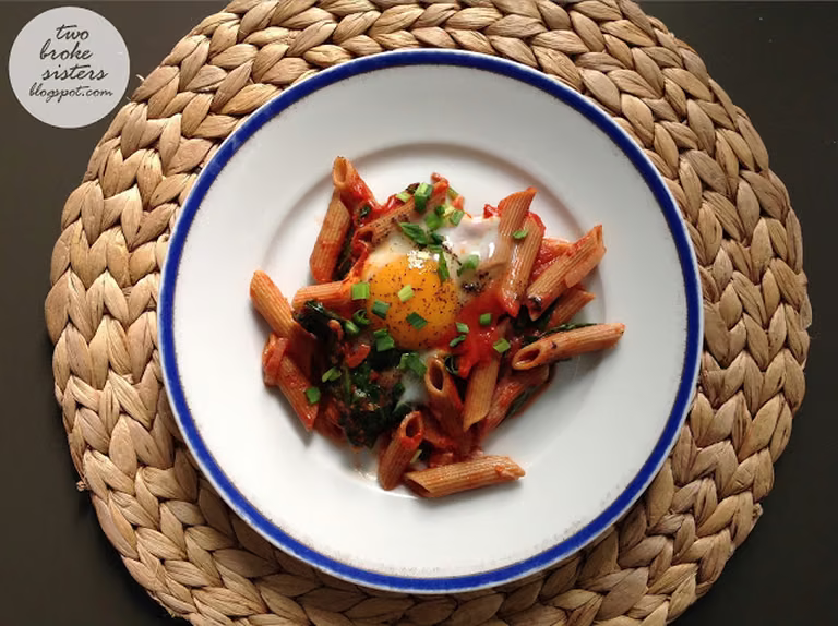 Shakshuka z makaronem i szpinakiem