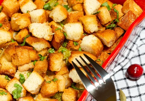 Nie wyrzucaj czerstwego chleba! Zrób z niego najmodniejszą przekąskę z Pinteresta