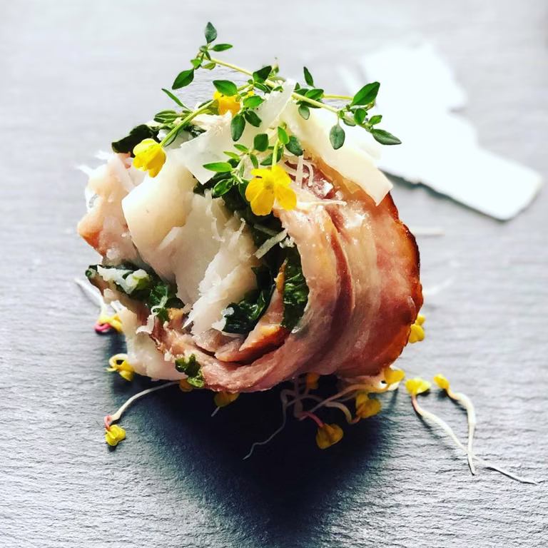 Filet z dorsza pieczony w plastrach wędzonego boczku z dodatkiem parmezanu