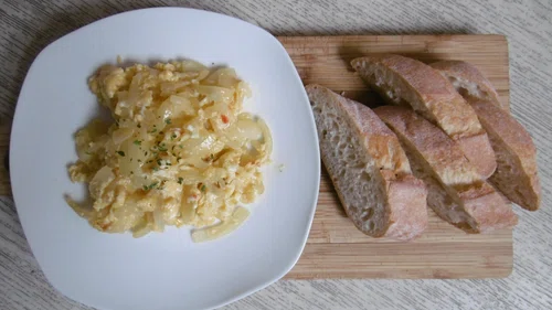 Jajka z duszoną cebulą