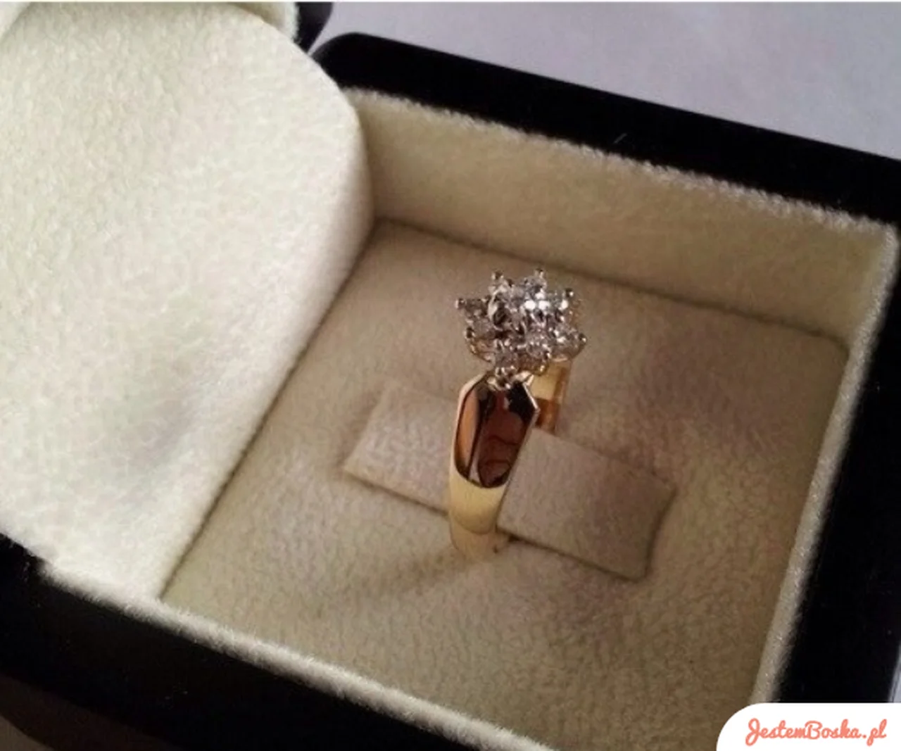 Cudowny pierścionek zaręczynowy