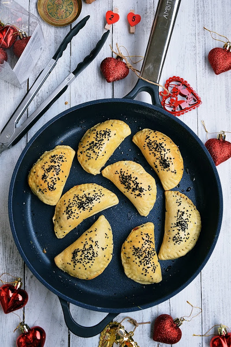 Pieczone pierogi z pieczarkami, czarnymi oliwkami i suszonymi pomidorami