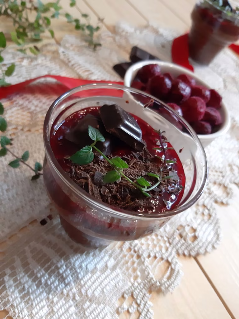 Mus czekoladowy z wiśniami