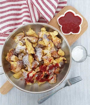 Kaiserschmarrn – omlet cesarski z sosem truskawkowym