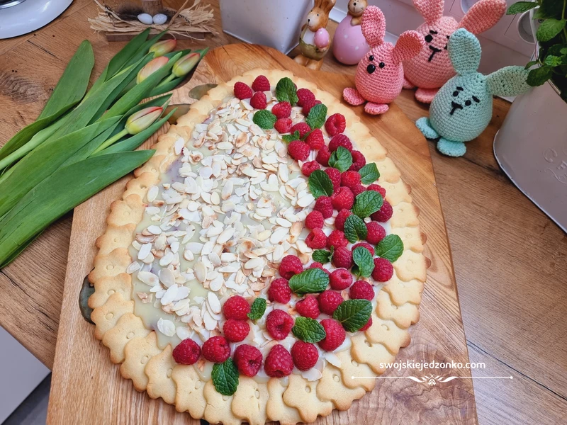 Mazurek z białą czekoladą i malinami