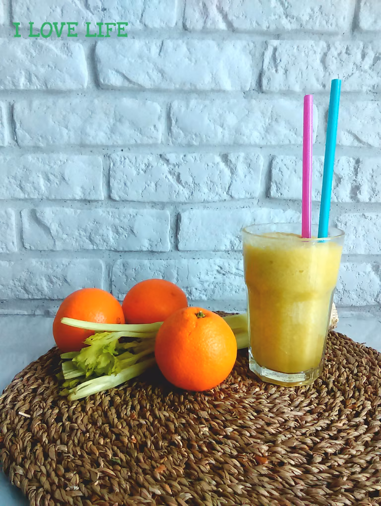 Smoothie z pomarańczą, selerem naciowym i jabłkiem