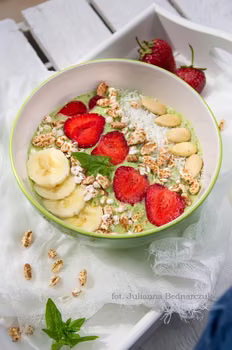 Smoothie bowl na zielono - ze szpinakiem, bananem i kiwi