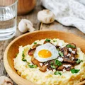 POLENTA Z CHRUPIĄCYMI PIECZARKAMI I JAJKIEM