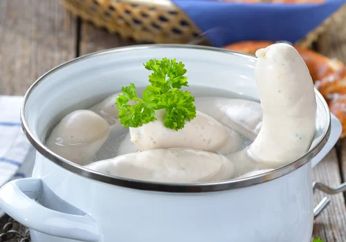 Nigdy nie wrzucaj białej kiełbasy do wrzątku! Oto jak gotować ją poprawnie