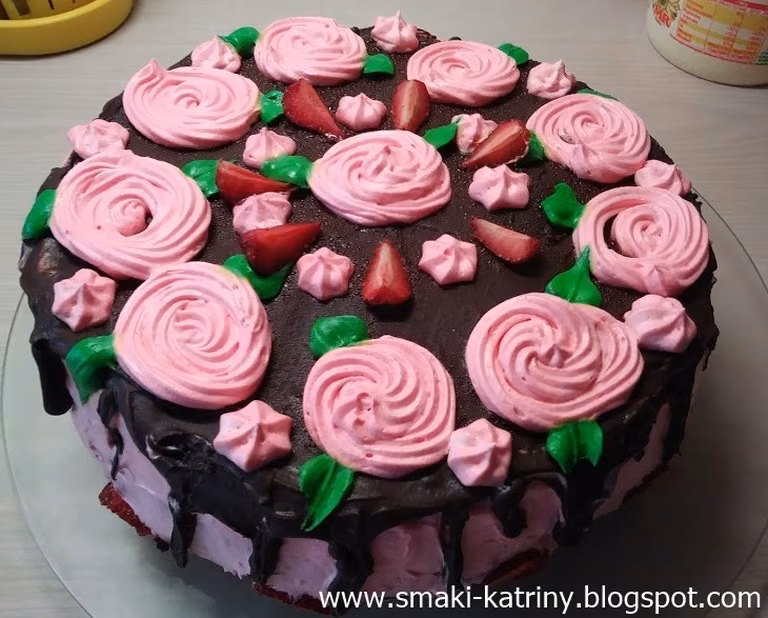 Tort z truskawkową wkładką-kakaowo-śmietankowy